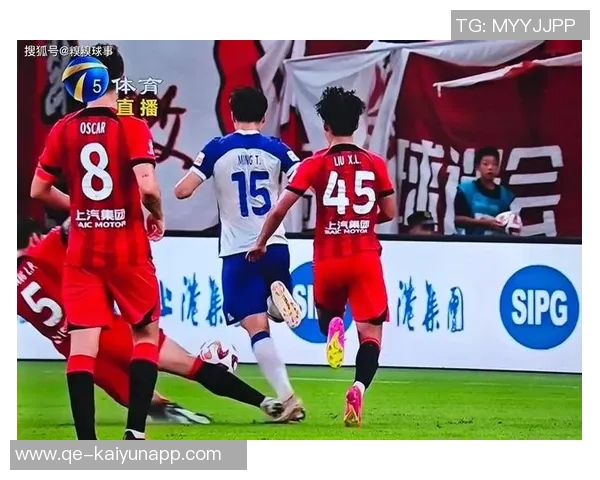 张琳芃与林加德场上冲突激烈主裁判果断出示黄牌警告两人