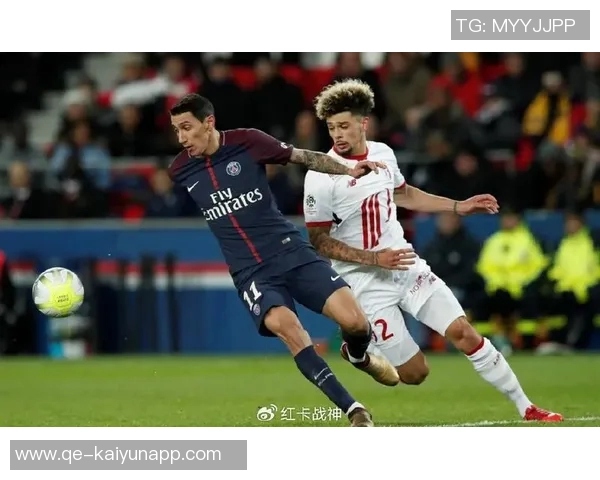 约罗身穿里尔球衣盛装出席里尔对阵巴黎比赛开球仪式 约罗身穿里尔球衣盛装出席里尔对阵巴黎比赛开球仪式