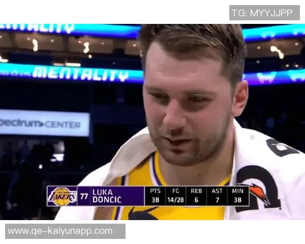 东契奇训练时单脚投三分球10米远险些命中引发里夫斯惊叹