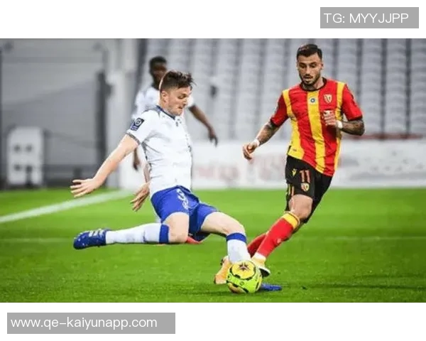 朗斯时隔19年重返法甲榜首托万双响助球队逆转昂热